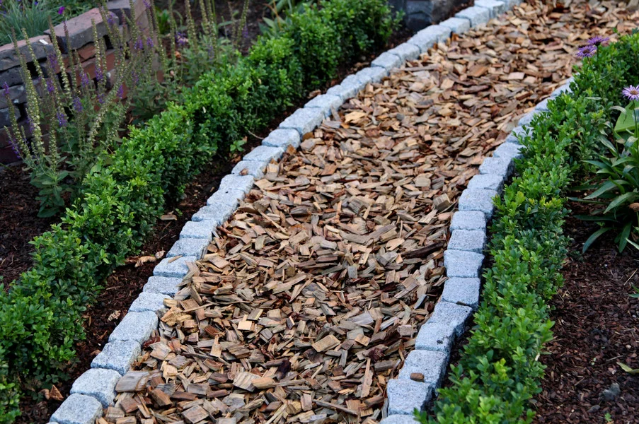 Holzhackschnitzel Garten Inspiration - Hackgut für perfekte Gartenwege und Beete in Kärnten