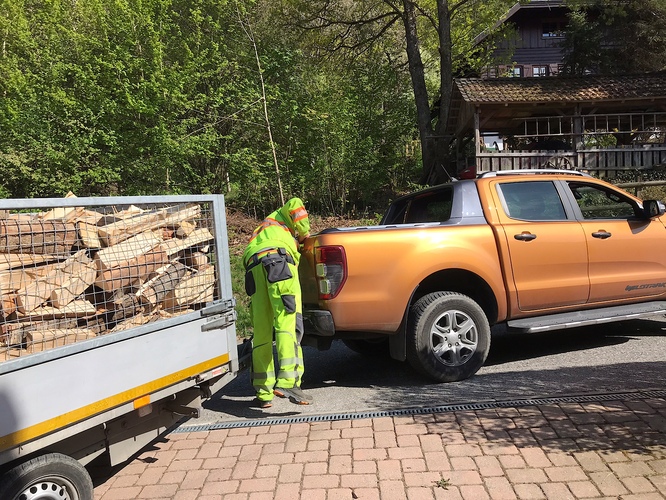 Brennholz Lieferung Feldkirchen - Thomas Kohlweiss liefert Kaminholz direkt vor die Haustür